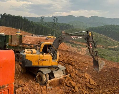 Nhiều dự án lớn giao thông trên địa bàn tỉnh Hà Tĩnh được triển khai, nguồn đất đắp khan hiếm.