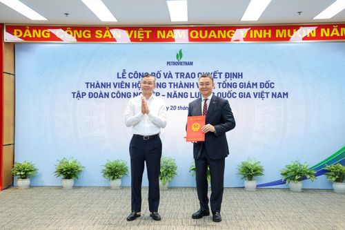 Bộ trưởng Bộ Tài chính Ngô Văn Tuấn trao quyết định bổ nhiệm Thành viên HĐTV Petrovietnam cho ông Lê Mạnh Cường.