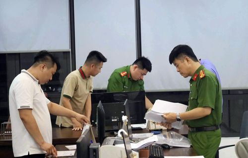 Lực lượng chức năng khám xét nhà bị can Nguyễn Huy Vũ. Ảnh: Công an tỉnh Lạng Sơn