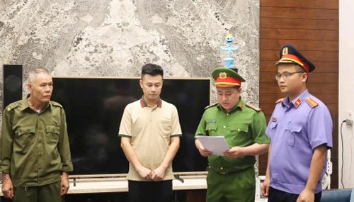 Cơ quan Cảnh sát điều tra Công an tỉnh Lạng Sơn đọc quyết định khởi tố bị can đối với Nguyễn Huy Vũ. Ảnh: Công an tỉnh Lạng Sơn