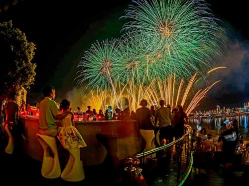 Pháo hoa giờ đây không đơn thuần là những màn bắn kỹ thuật, mà trở thành nghệ thuật kể chuyện đa giác quan bằng âm nhạc, công nghệ và cảm xúc.