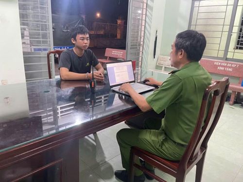 Lấy lời khai đối tượng có hành vi cướp giật.
