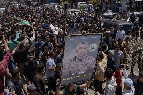 Người Palestine tham dự lễ tang của Izz al-Din al-Haddadtại thành phố Gaza. Ảnh: NYT.