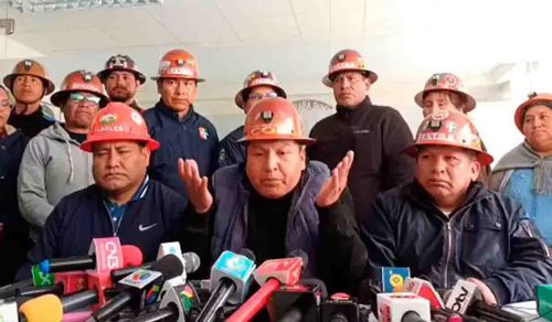 Đại diện Liên đoàn Công nhân Bolivia (COB) trả lời báo chí, một nhóm 20 lãnh đạo COB đã được mời tới dinh Tổng thống để đối thoại. Ảnh: El Dia