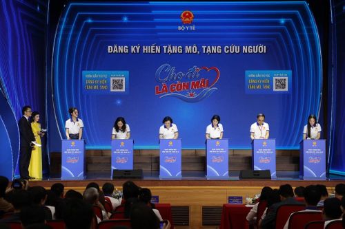Phó Thủ tướng Phạm Thị Thanh Trà cùng các đại biểu đăng ký hiến mô, tạng.