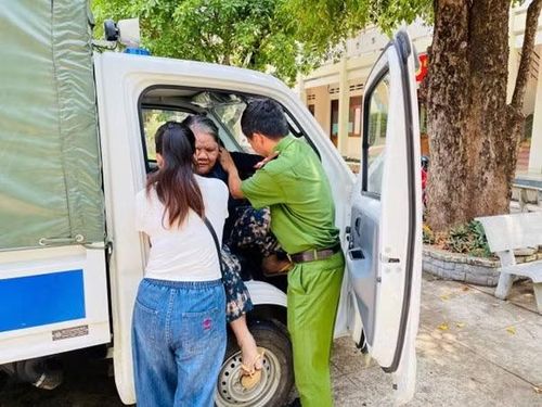 Công an xã hỗ trợ người khiếm thị đến làm căn cước. Ảnh minh họa.