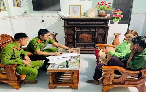 Công an xã An Vinh, tỉnh Gia Lai tuyên truyền, phổ biến pháp luật tại hộ dân vùng đồng bào dân tộc Hrê.