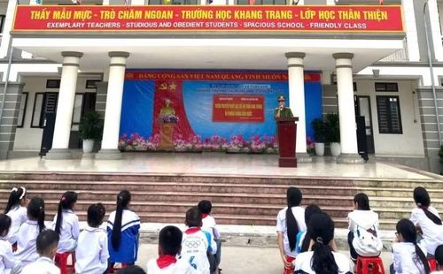 Công an xã Thần Khê, tỉnh Hưng Yên tuyên truyền pháp luật về trật tự an toàn giao thông cho các em học sinh trường Tiểu học &amp; THCS Bắc Sơn