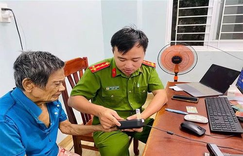 Công an xã An Vinh, tỉnh Gia Lai hỗ trợ người dân thực hiện thủ tục hành chính ngoài giờ, hướng dẫn người cao tuổi, người có hoàn cảnh khó khăn tiếp cận dịch vụ công.