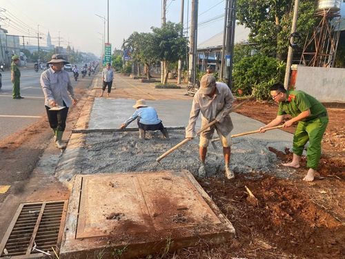 CBCS Công an xã tham gia đổ bê tông làm vỉa hè. Ảnh minh họa.