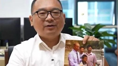 Bành Phái cho biết anh luôn giữ theo mình tấm ảnh chụp cùng Tổng thống Nga. Ảnh: RT