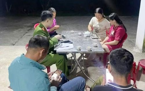 Cảnh sát khu vực đến nhà hỗ trợ nhân dân cài đặt định danh điện tử, hướng dẫn làm thủ tục hành chính trên hệ thống VNEID.