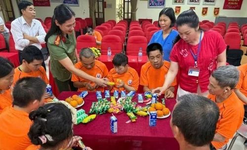Hội Phụ nữ và Chi đoàn Thanh niên Phòng An ninh điều tra thăm, trao quà hỗ trợ người già neo đơn và người tàn tật tại Cơ sở bảo trợ xã hội tổng hợp tỉnh Lạng Sơn.