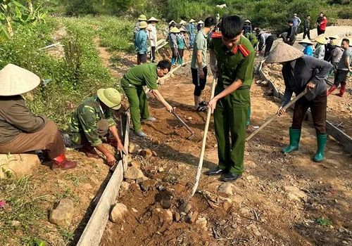 Công an xã Quan Sơn hỗ trợ nhân dân địa phương làm đường bê tông, tạo thuận lợi cho bà còn đi lại.