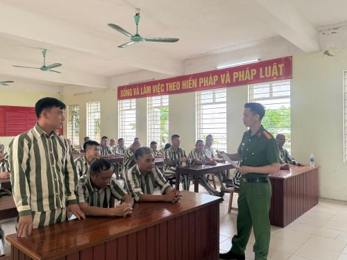 Lớp học tái hòa nhập cho các phạm nhân chuẩn bị đặc xá ở Trại giam Suối Hai.