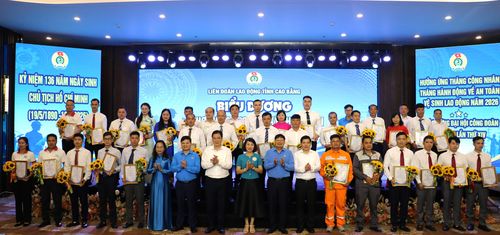 Các lãnh đạo chụp ảnh lưu niệm cùng 36 đoàn viên, công nhân, người lao động, nghệ nhân tiêu biểu.