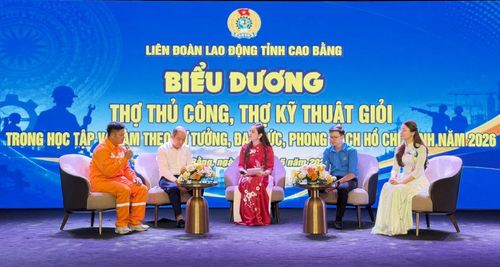 Giao lưu, chia sẻ kinh nghiệm với các thợ giỏi, nghệ nhân tiêu biểu.