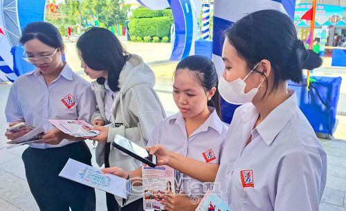 Sinh viên Trường Cao đẳng Y tế Bạc Liêu quét mã QR tìm hiểu thông tin về thị trường lao động tại Nhật Bản.