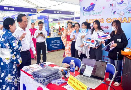 Gần 20 doanh nghiệp tham gia tư vấn, giới thiệu việc làm trong và ngoài nước cho các lao động trẻ có nhu cầu.