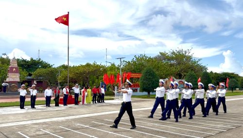 Lễ chào cờ nghiêm trang trên đảo Trường Sa