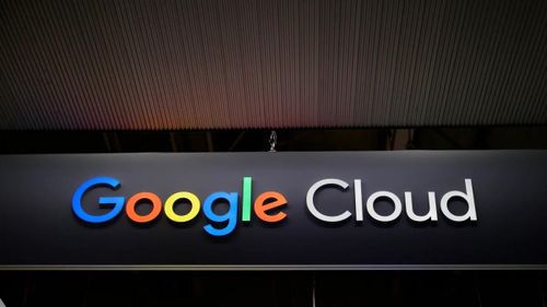 Logo Google Cloud được hiển thị trên một khối kỹ thuật số độ phân giải cao tại lối vào gian hàng của Google trong Đại hội Di động Thế giới (Mobile World Congress) ở Barcelona, Tây Ban Nha, vào ngày 5/3 /2026. Tại sự kiện năm 2026, Google Cloud giới thiệu những phát triển của mình trong “Kỷ nguyên Trí tuệ Nhân tạo” bằng cách ra mắt các giải pháp Trí tuệ Nhân tạo Tác nhân (Agentic AI) mới cho ngành viễn thông, được hỗ trợ bởi mô hình Gemini 3.1 Pro và Vertex AI Agent Builder. Ảnh: Getty.