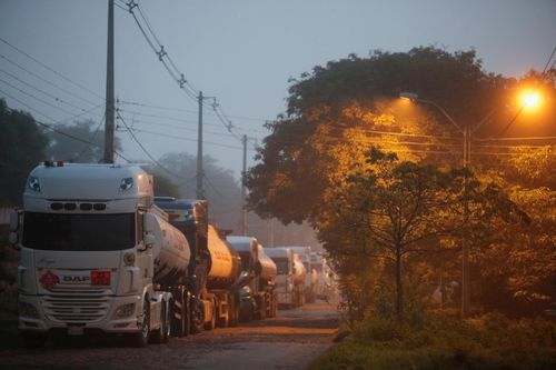 Xe chở nhiên liệu từ Paraguay chưa thể vào Bolivia vì bất ổn. Ảnh: Reuters