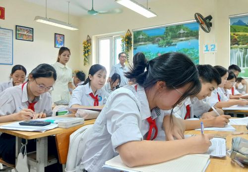 Học sinh Trường THCS Đại Áng chăm chú ôn luyện trước kỳ thi. Ảnh: Hoàng Quyết