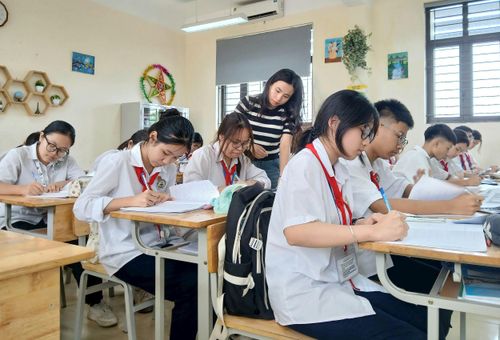 Cô giáo Đàm Thùy Linh, Chủ nhiệm lớp 9A1, Trường THCS Ngọc Hồi hướng dẫn học sinh ôn luyện. Ảnh: Hoàng Quyết