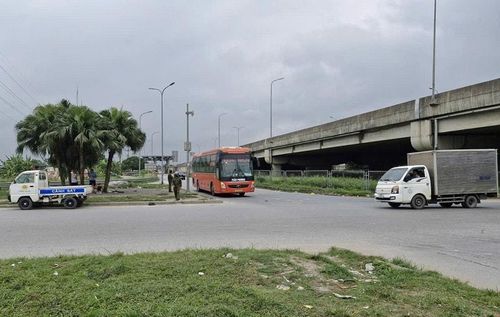 Các lực lượng chức năng đẩy mạnh tuyên truyền, nghiêm cấm đón trả khách, bốc dỡ hàng hóa không đúng nơi quy định tại khu vực nút giao Vạn Điểm. Ảnh: PV