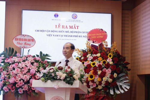 Tiến sĩ Nguyễn Đình Hưng, Phó Giám đốc Sở Y tế Hà Nội, Chi hội trưởng Chi hội vận động hiến mô, bộ phận cơ thể người Việt Nam tại thành phố Hà Nội khóa I (nhiệm kỳ 2026 - 2028) chia sẻ tại chương trình. Ảnh: Tuyết Linh