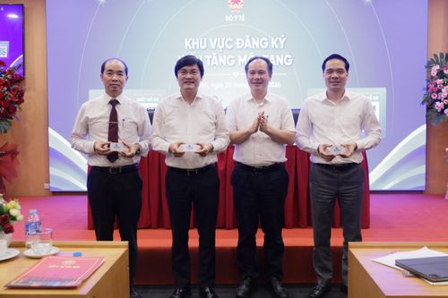 Nhiều lãnh đạo ngành Y tế, Giám đốc các bệnh viện đăng ký hiến tặng mô, bộ phận cơ thể người, nhận tấm thẻ đăng ký hiến tạng tại chương trình. Ảnh: Linh Tuyết