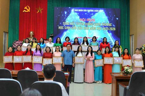 Khen thưởng giáo viên có thành tích trong năm học 2025-2026. Ảnh PV
