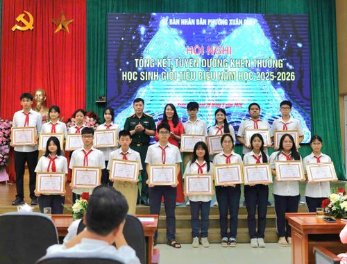Trao thưởng học sinh có thành tích cao trong năm học. Ảnh: PV