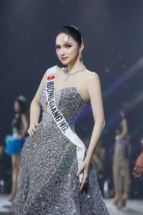 Khoảnh khắc Hương Giang nhận dải băng tên mình cho thấy thần thái tự tin và khả năng làm chủ sân khấu của đại diện Việt Nam.