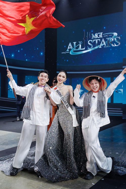 Hoa hậu Hương Giang - đại diện Việt Nam đã có màn thể hiện bất ngờ, ghi điểm trong mắt khán giả trong thiết kế dạ hội hoành tráng siêu lấp lánh nặng tới 19kg.
