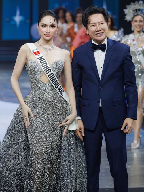 Nàng hậu nhận sash mang tên mình và quốc kỳ Việt Nam từ ông Nawat - Trưởng BTC cuộc thi.