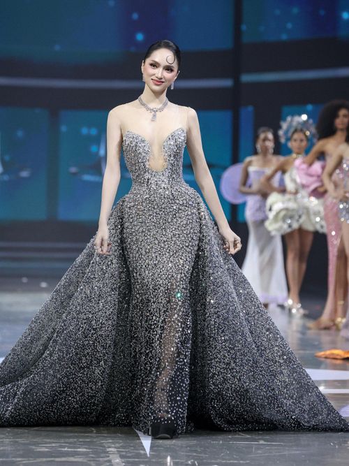 Khoảnh khắc xuất hiện với đầm dạ hội đính kết dày đặc giúp Hương Giang trở thành tâm điểm sân khấu. Thiết kế corset ôm sát phần thân trên kết hợp chân váy xòe lớn tạo hình ảnh như “nữ hoàng ngân hà”.