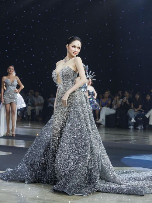 Kiểu tóc của Hương Giang được vuốt gọn cùng lọn tóc uốn trước trán giúp tổng thể mang hơi thở điện ảnh cổ điển.