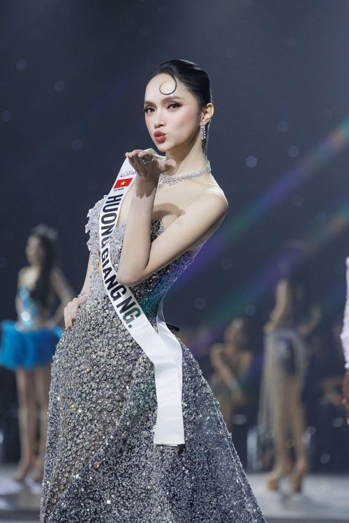 Hương Giang ghi điểm với gương mặt thanh thoát, sống mũi cao và biểu cảm được kiểm soát tốt trước ống kính.