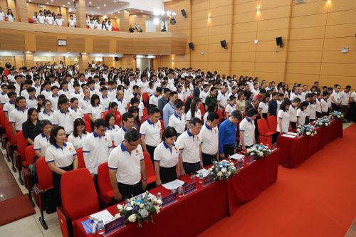 Các đại biểu tri ân tưởng niệm các cá nhân chết não hiến tặng mô, tạng.