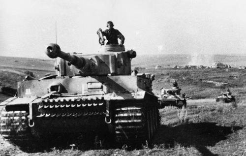 Dù số lượng hạn chế, Tiger I vẫn tạo ra ảnh hưởng tâm lý rất lớn trên chiến trường. Nhiều kíp xe tăng Hồng quân khi phát hiện Tiger I thường phải gọi pháo binh hoặc tổ chức phục kích ở cự ly gần để đối phó.