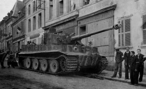 Nhờ sơ tốc đầu đạn lớn và độ chính xác cao, pháo 88 mm của Tiger I có thể xuyên giáp trước của xe tăng chủ lực T-34 và xe tăng hạng nặng KV-1 ở cự ly xa.
