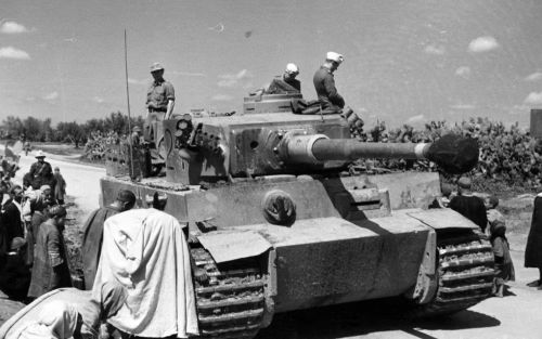 Ngoài hỏa lực mạnh, Tiger I còn sở hữu giáp cực dày theo tiêu chuẩn thời đó. Giáp trước thân xe dày 100 mm, giáp trước tháp pháo dày 100 mm, đủ sức chống lại phần lớn pháo tăng Liên Xô giai đoạn đầu chiến tranh.