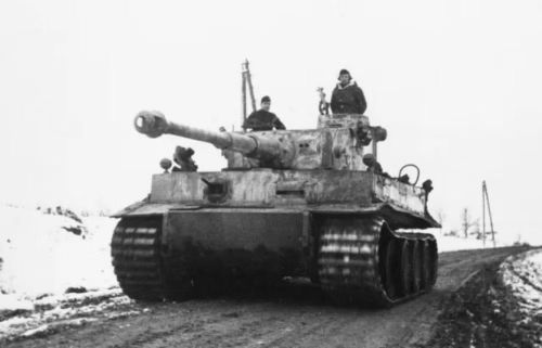 Từ năm 1942 tới năm 1945, Đức chỉ sản xuất tổng cộng 1.355 xe tăng hạng nặng Tiger I. Con số này rất nhỏ so với hơn 50.000 xe tăng chủ lực T-34 mà Liên Xô chế tạo trong chiến tranh.