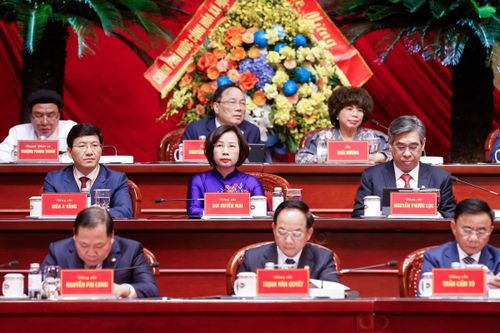 Anh hùng Lao động Thái Hương tham gia Đoàn Chủ tịch Đại hội. Ảnh: Lê Khánh.