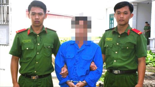 Công an Vĩnh Long thi hành lệnh bắt tạm giam bị can có hành vi cưỡng dâm người từ đủ 13 tuổi đến dưới 16 tuổi. Ảnh: Phạm Hơn 