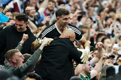  Thủ môn Emiliano Martinez lao về phía khán đài, hòa vào vòng tay của người hâm mộ Aston Villa. Anh làm nên lịch sử cùng đội bóng sau khi vượt qua không ít hoài nghi và cả thời điểm tưởng chừng phải rời đội bóng. 