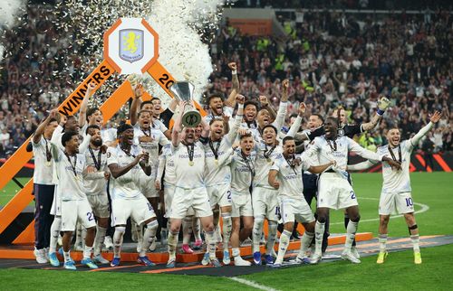  Ngay khi tiếng còi mãn cuộc vang lên tại Besiktas Park, các cầu thủ Villa tạo nên một bữa tiệc bùng nổ cảm xúc. 