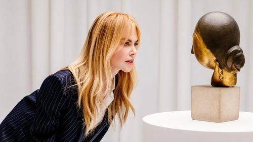 Nicole Kidman xuất hiện trong vai trò đặc biệt khi tương tác trước máy quay với tác phẩm điêu khắc Brancusi trị giá 107 triệu USD, trước thềm phiên đấu giá lập kỷ lục của Christie’s. Ảnh: Hunter Abrams/Christie’s.