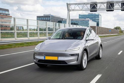 Vào tháng 4/2026, chức năng FSD có giám sát của Tesla đã được Cơ quan Quản lý Phương tiện Hà Lan RDW phê duyệt trên cả đường cao tốc lẫn đường đô thị.